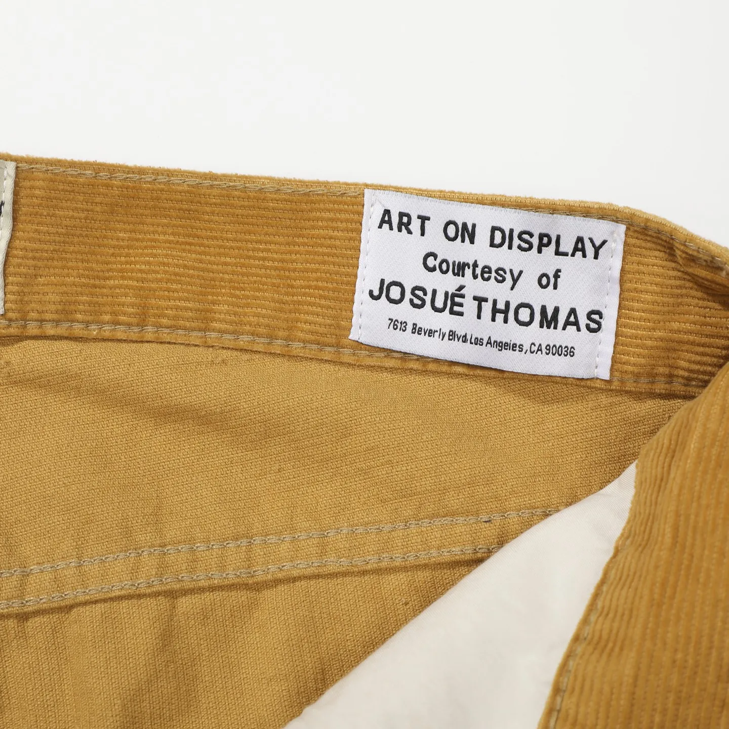 P240 Chrome Hearts Gallery 2025 corduroy spliced ​​multi-pocket couple bootcut jeans are a hot trend this season and are sought after by countless celebrities and fashionistas. The neat details of the cutting process add color to the playful fashion! The neat and meticulous design, and the well-fitting structure is unique. The upper body not only has outstanding recognition, but also looks younger and younger. A style with the ultimate wearing meaning and performance, gorgeous color matching, and the craftsmanship of this style is also extremely extraordinary. After the finished product is washed, it is disassembled and hand-made with sheepskin cross leather and then spliced ​​together to complete. The whole piece has too many craftsmanship to describe. It is decorated with patchwork cross flowers and high-waisted washed jeans! ! Absolutely high-end luxury product, a god-level single product, a super popular product, made with top heavy industry, a magic weapon that cannot be missed to hit the streets. Size: 28 30 32 34 36 Color: Yellow